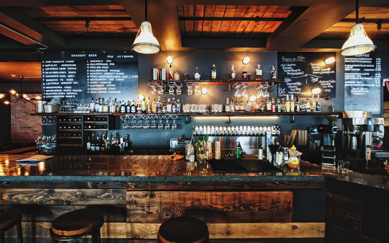Une salle de restaurant chaleureuse le soir
